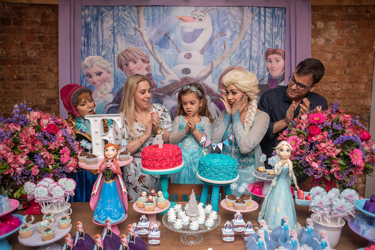 fotografia-de-festa-infantil-rj-4-anos-decoracao-tema-frozen-ana-e-elza-casa-de-festas-vila-das-pitangas-tijuca