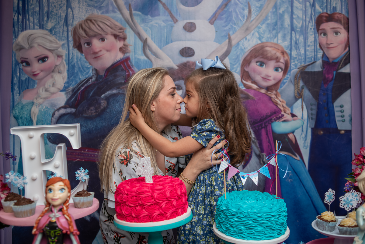 fotografia-de-festa-infantil-rj-4-anos-decoracao-tema-frozen-ana-e-elza-casa-de-festas-vila-das-pitangas-tijuca