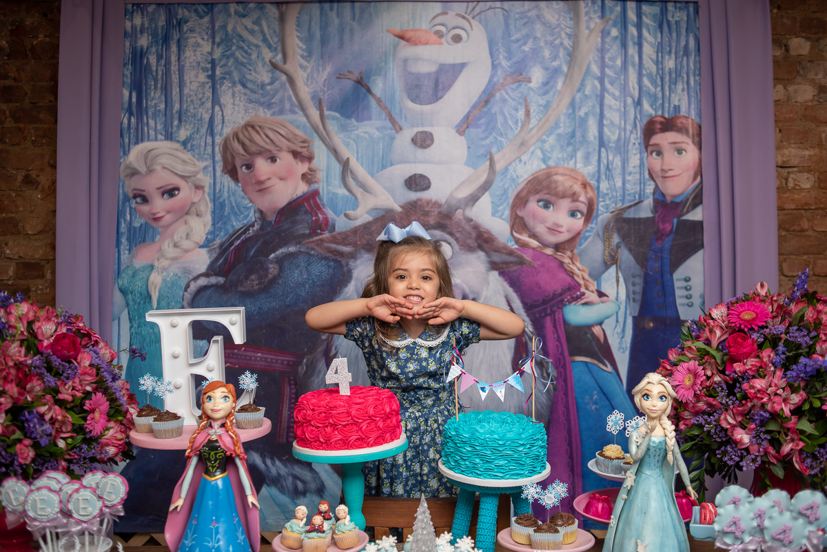 fotografia-de-festa-infantil-rj-4-anos-decoracao-tema-frozen-ana-e-elza-casa-de-festas-vila-das-pitangas-tijuca