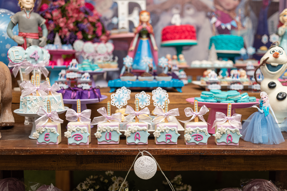 fotografia-de-festa-infantil-rj-4-anos-decoracao-tema-frozen-ana-e-elza-casa-de-festas-vila-das-pitangas-tijuca