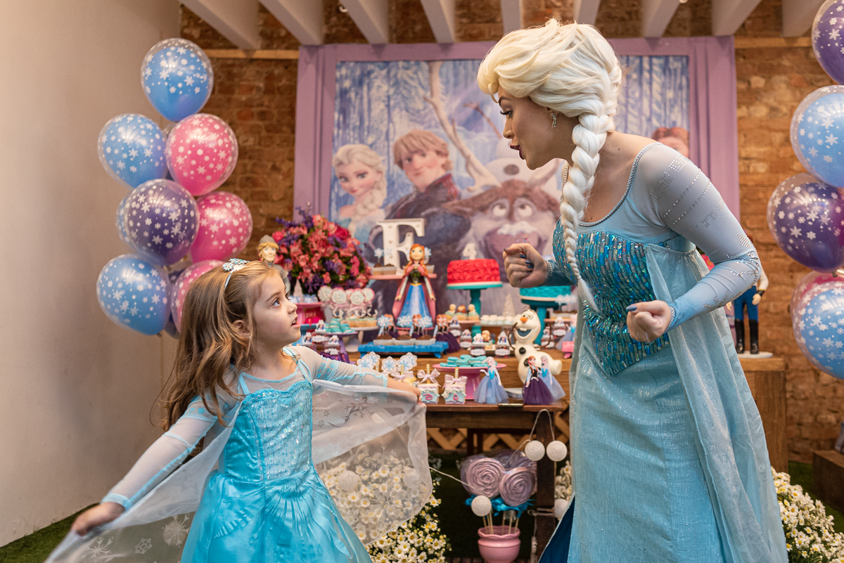 fotografia-de-festa-infantil-rj-4-anos-decoracao-tema-frozen-ana-e-elza-casa-de-festas-vila-das-pitangas-tijuca