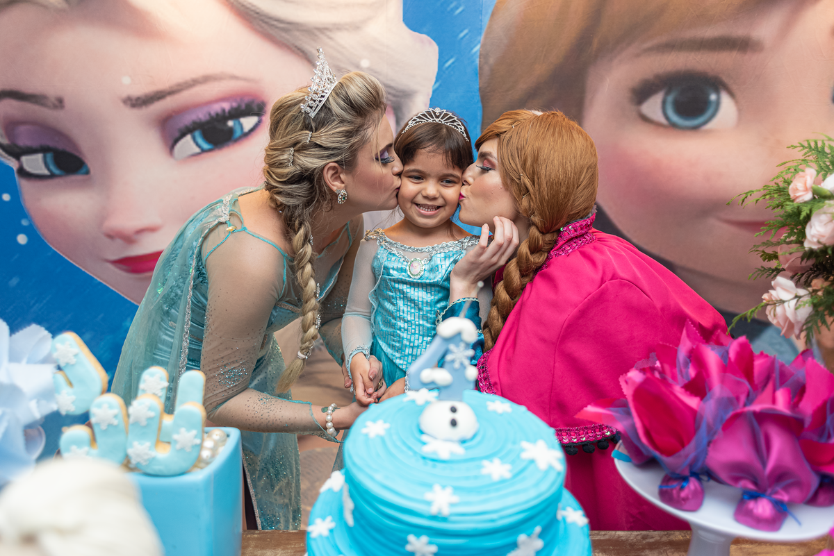 fotografia-de-festa-infantil-rj-4-anos-tema-decoracao-frozen-ana-e-elza-casa-de-festas-espaco-baoba-tijuca