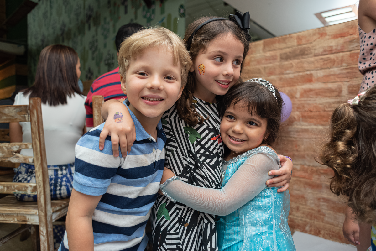 fotografia-de-festa-infantil-rj-4-anos-tema-decoracao-frozen-ana-e-elza-casa-de-festas-espaco-baoba-tijuca