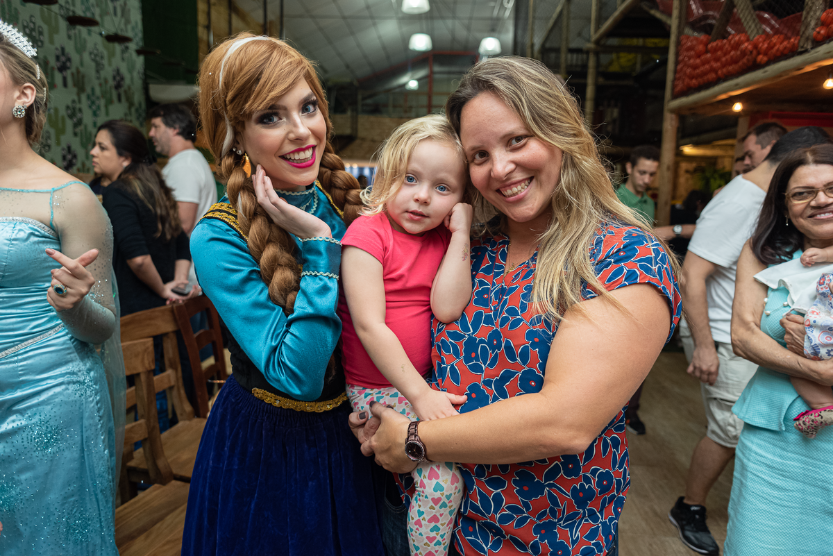 fotografia-de-festa-infantil-rj-4-anos-tema-decoracao-frozen-ana-e-elza-casa-de-festas-espaco-baoba-tijuca