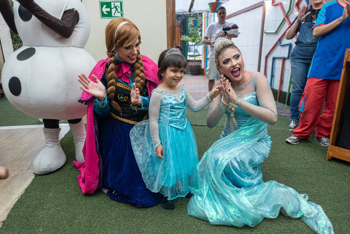 fotografia-de-festa-infantil-rj-4-anos-tema-decoracao-frozen-ana-e-elza-casa-de-festas-espaco-baoba-tijuca