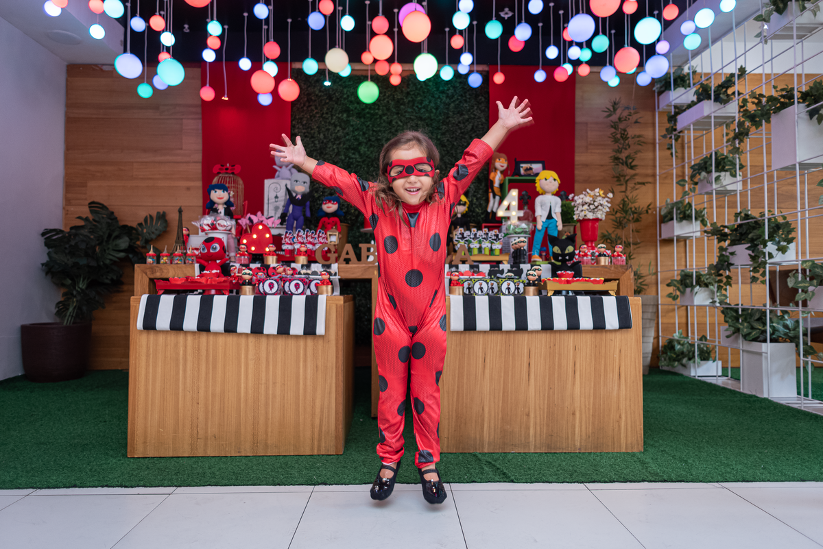 fotografia-de-festa-infantil-rj-tema-decoracao-miraculous-lady-bug-ladybug-catnoir-4-anos-menina-casa-de-festas-espoleta-buffet-infantil-mena-barreto-botafogo