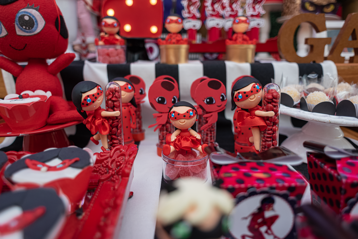 fotografia-de-festa-infantil-rj-tema-decoracao-miraculous-lady-bug-ladybug-catnoir-4-anos-menina-casa-de-festas-espoleta-buffet-infantil-mena-barreto-botafogo