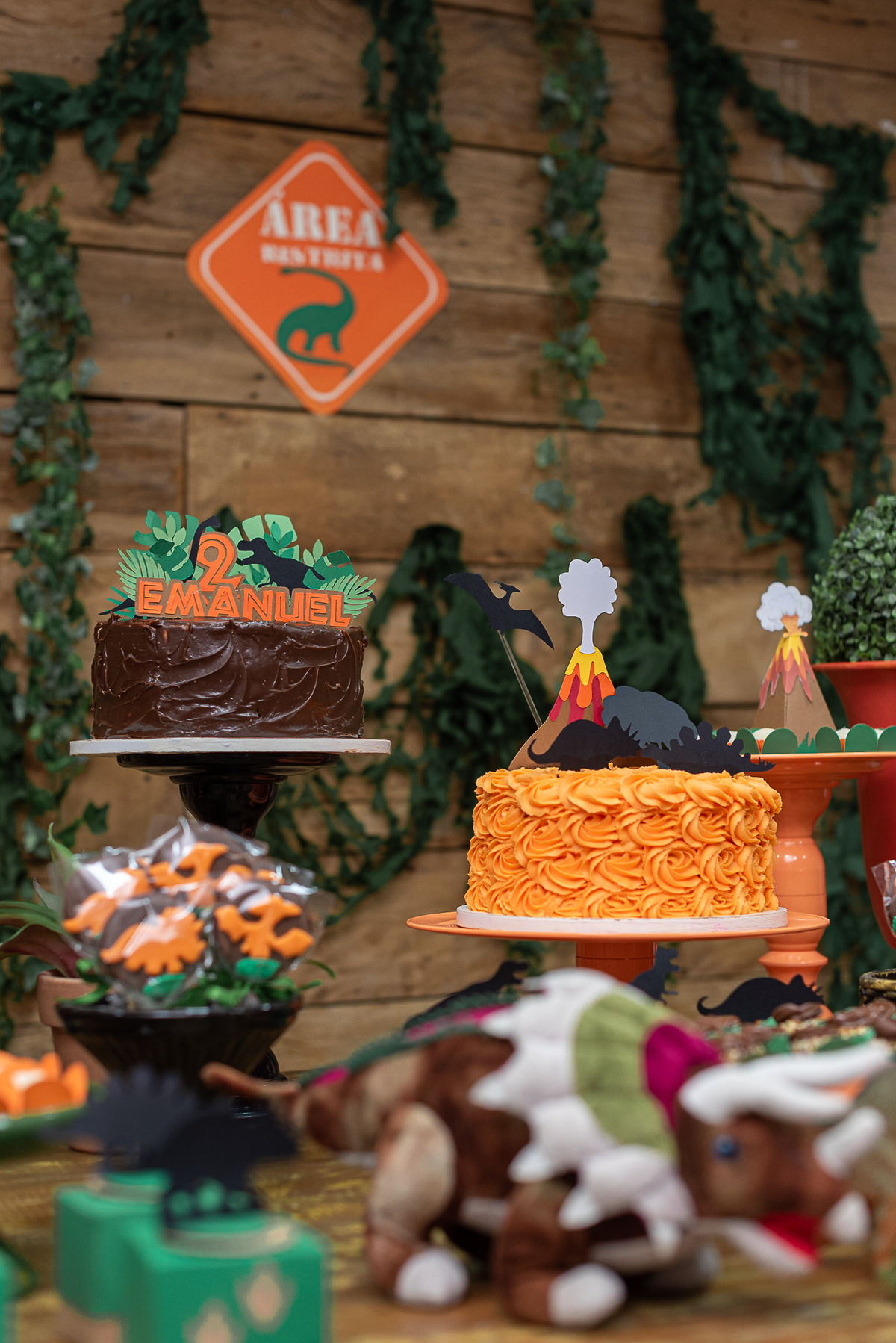 festa-infantil-rj-aniversario-menino-2-anos-tema-decoracao-dinossauros-casa-de-festas-baoba-tijuca