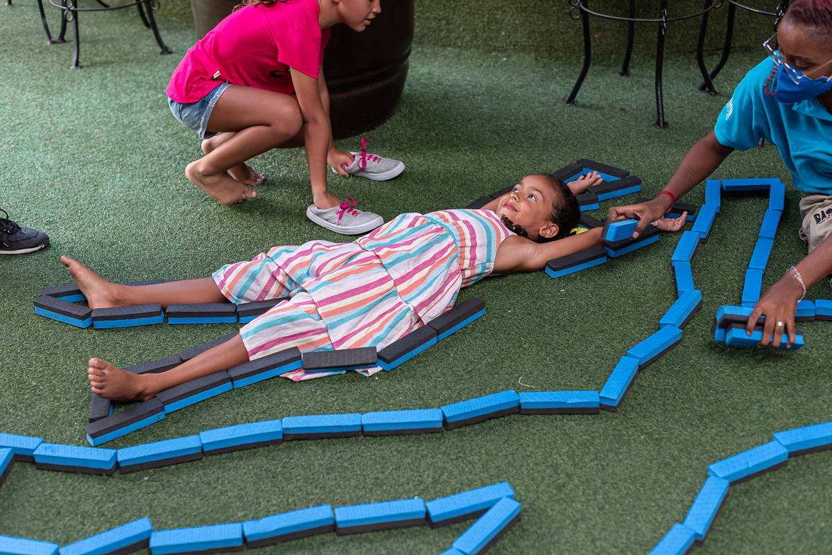 festa-infantil-rj-aniversario-menino-2-anos-tema-decoracao-dinossauros-casa-de-festas-baoba-tijuca