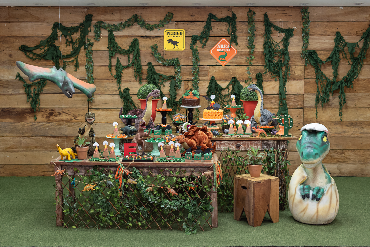 festa-infantil-rj-aniversario-menino-2-anos-tema-decoracao-dinossauros-casa-de-festas-baoba-tijuca