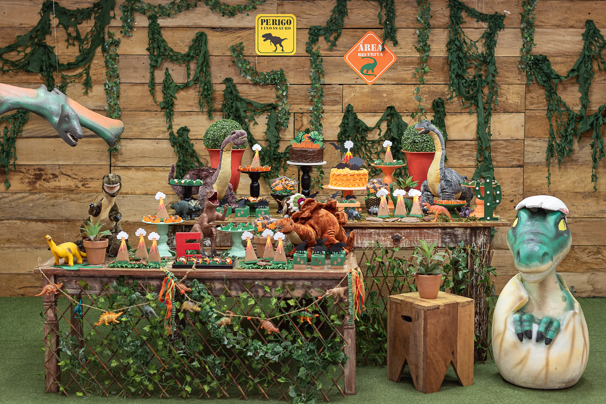 festa-infantil-rj-aniversario-menino-2-anos-tema-decoracao-dinossauros-casa-de-festas-baoba-tijuca