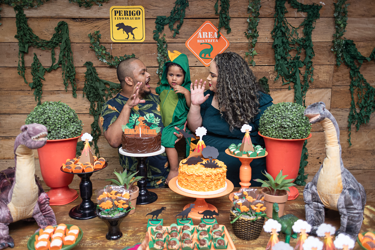 festa-infantil-rj-aniversario-menino-2-anos-tema-decoracao-dinossauros-casa-de-festas-baoba-tijuca