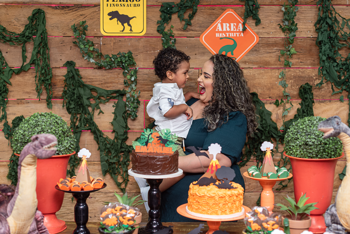 festa-infantil-rj-aniversario-menino-2-anos-tema-decoracao-dinossauros-casa-de-festas-baoba-tijuca