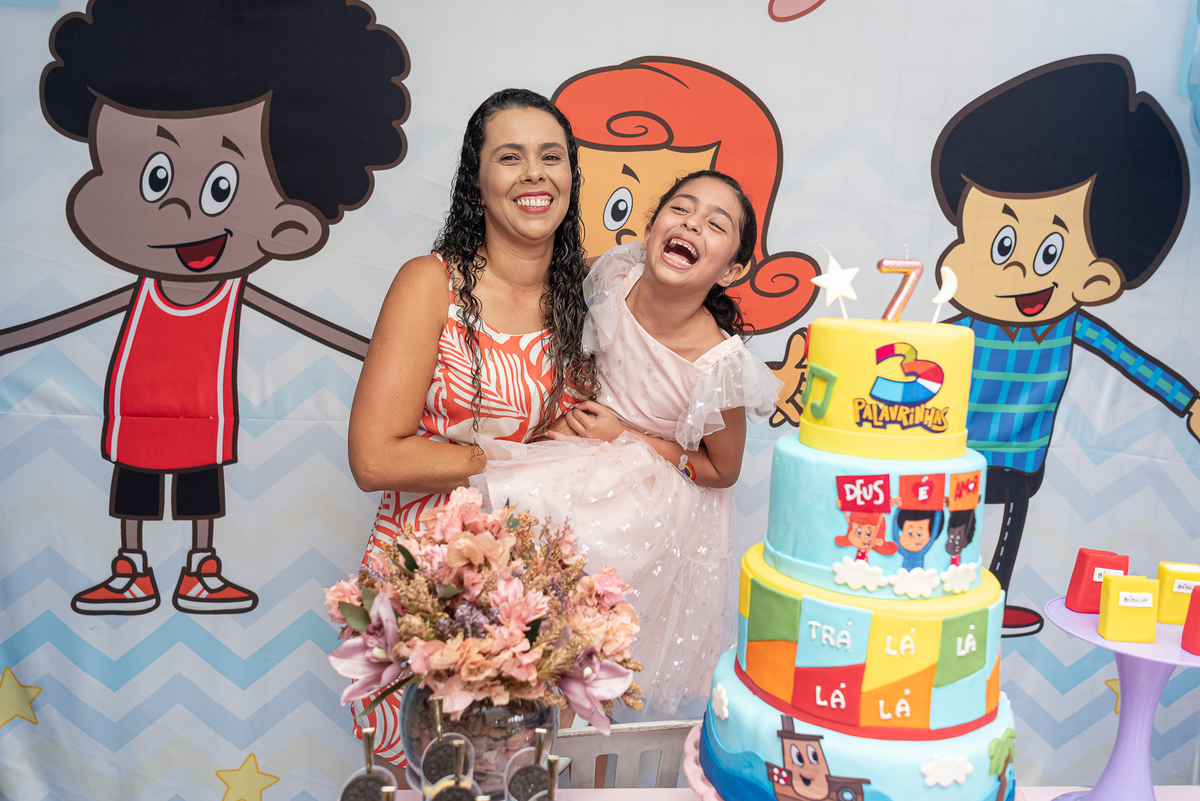 festa-infantil-rj-aniversario-menina-7-anos-decoracao-tema-tres-palavrinhas-deus-e-amor-tra-la-la-vargem-pequena