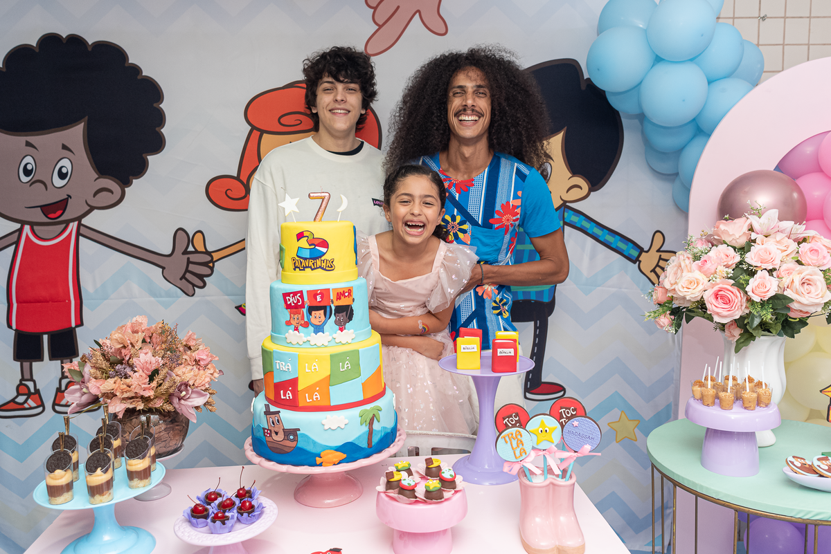 festa-infantil-rj-aniversario-menina-7-anos-decoracao-tema-tres-palavrinhas-deus-e-amor-tra-la-la-vargem-pequena