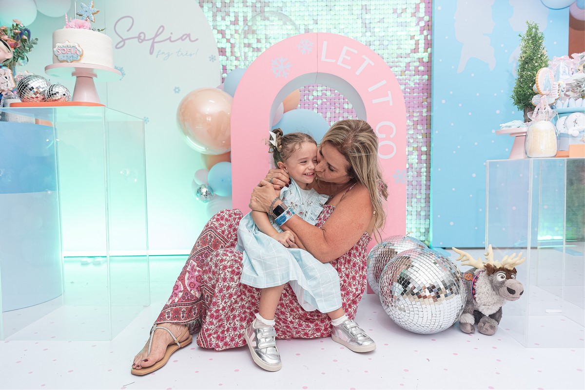 festa-infantil-rj-3-anos-menina-tema-decoracao-frozen-elsa-ana-olaf-anil-jacarepagua