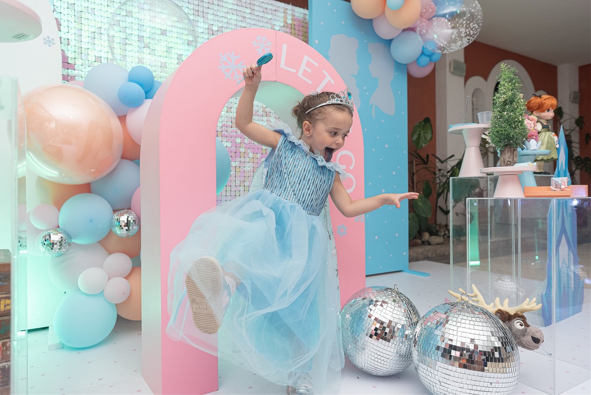 festa-infantil-rj-3-anos-menina-tema-decoracao-frozen-elsa-ana-olaf-anil-jacarepagua
