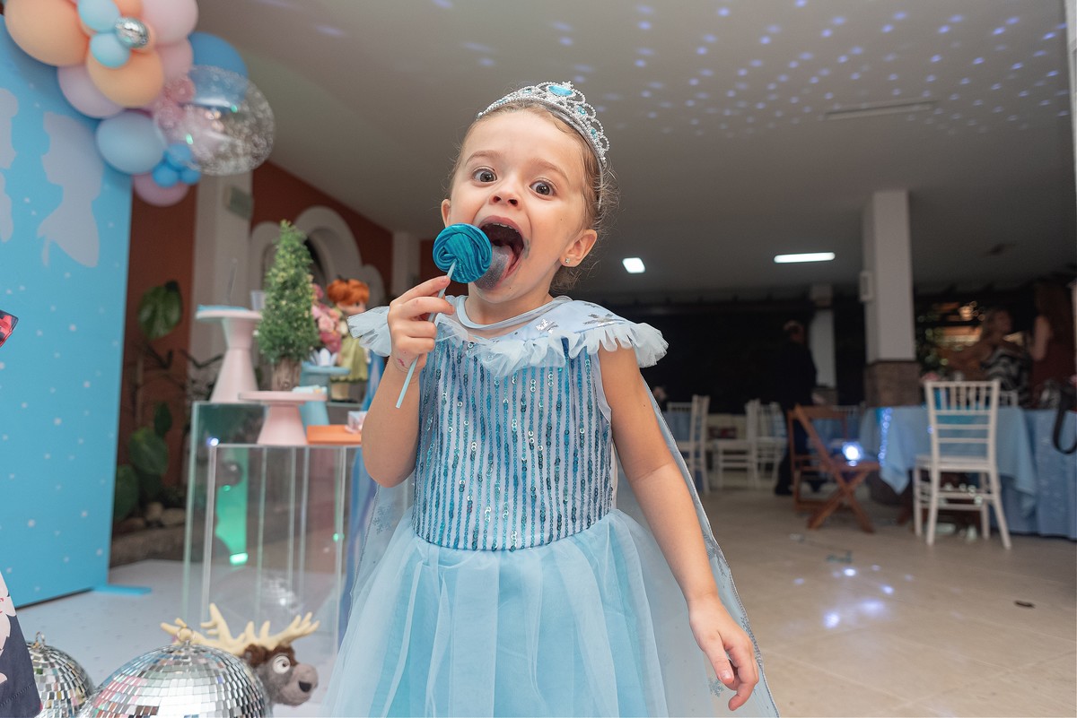 festa-infantil-rj-3-anos-menina-tema-decoracao-frozen-elsa-ana-olaf-anil-jacarepagua