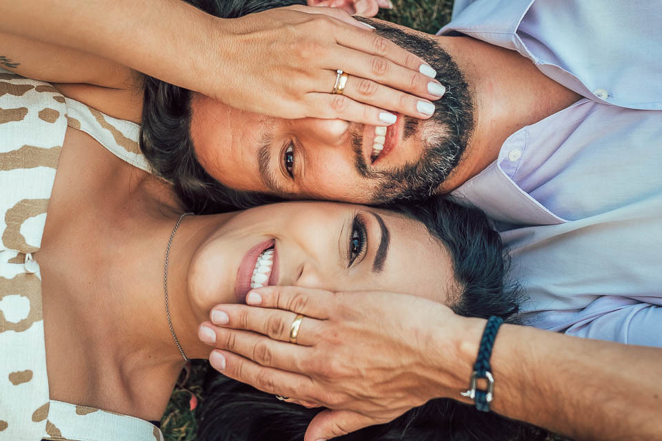 FOTO COM ALIANÇA PRE WEDDING 