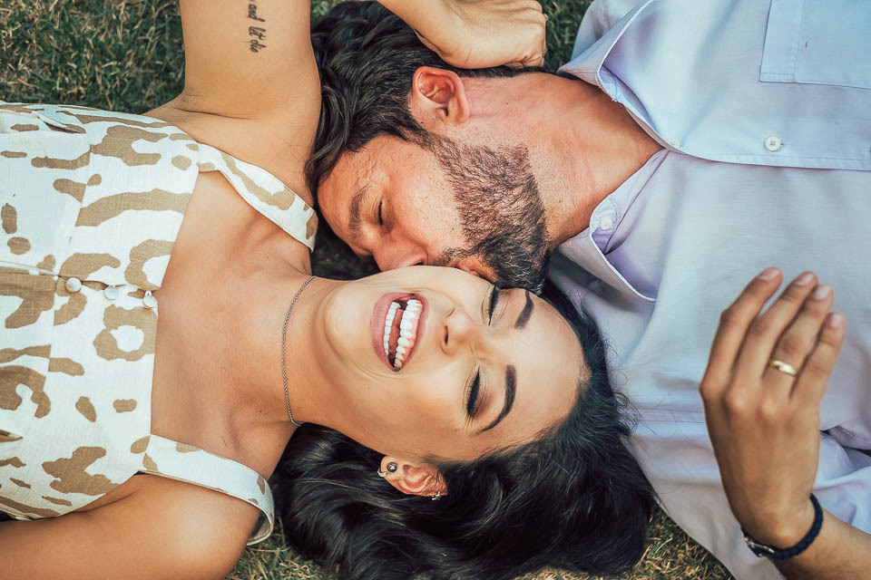 FOTO COM ALIANÇA PRE WEDDING 