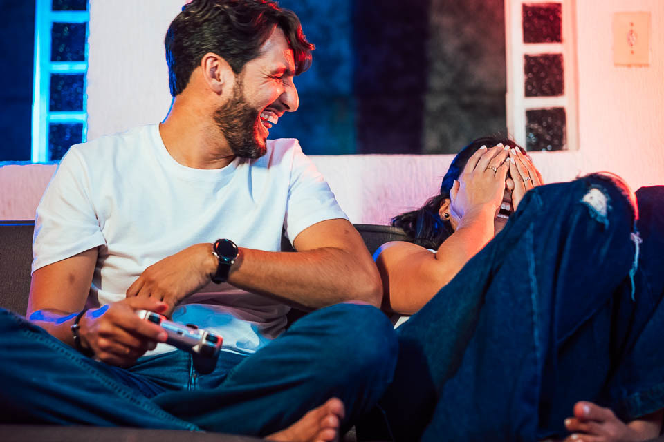 FOTOS PRE WEDDING GAMER JOGANDO VIDEO GAME