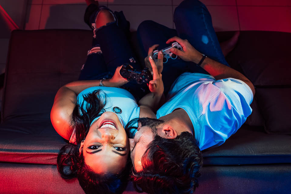 FOTOS ENSAIO PRE CASAMENTO GAMER JOGANDO VIDEO GAME