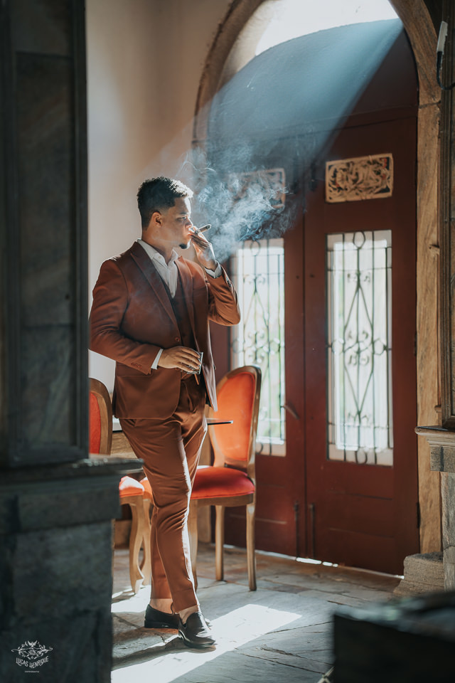 FOTOS MAKING OF NOIVO COM CHARUTO  VILA RELICARIO OURO PRETO MG