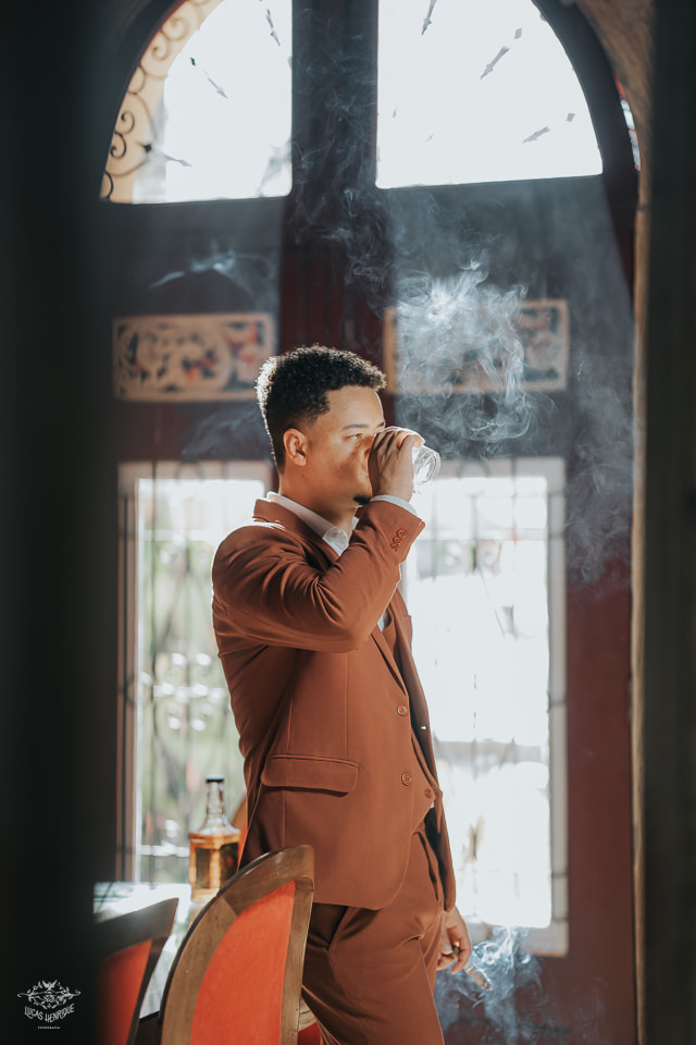 FOTOS MAKING OF NOIVO COM CHARUTO  VILA RELICARIO OURO PRETO MG