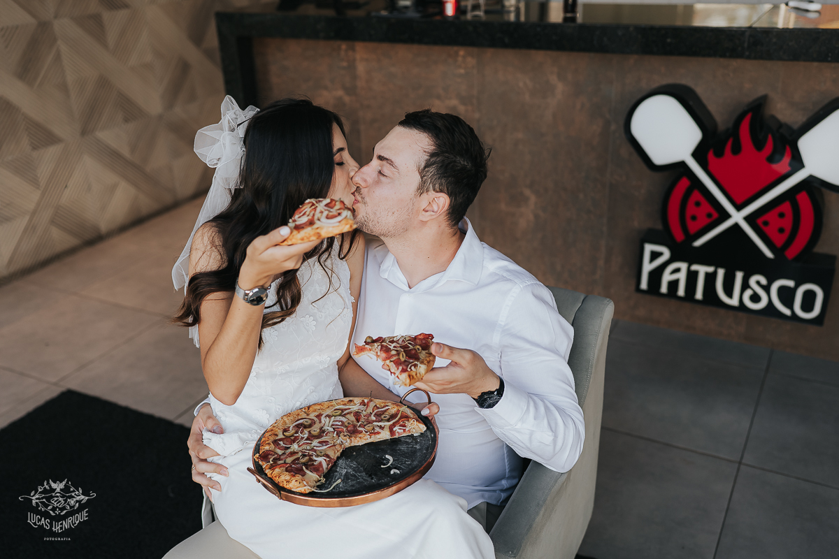 FOTOS ENSAIO PRE WEDDING COMENDO PIZZA