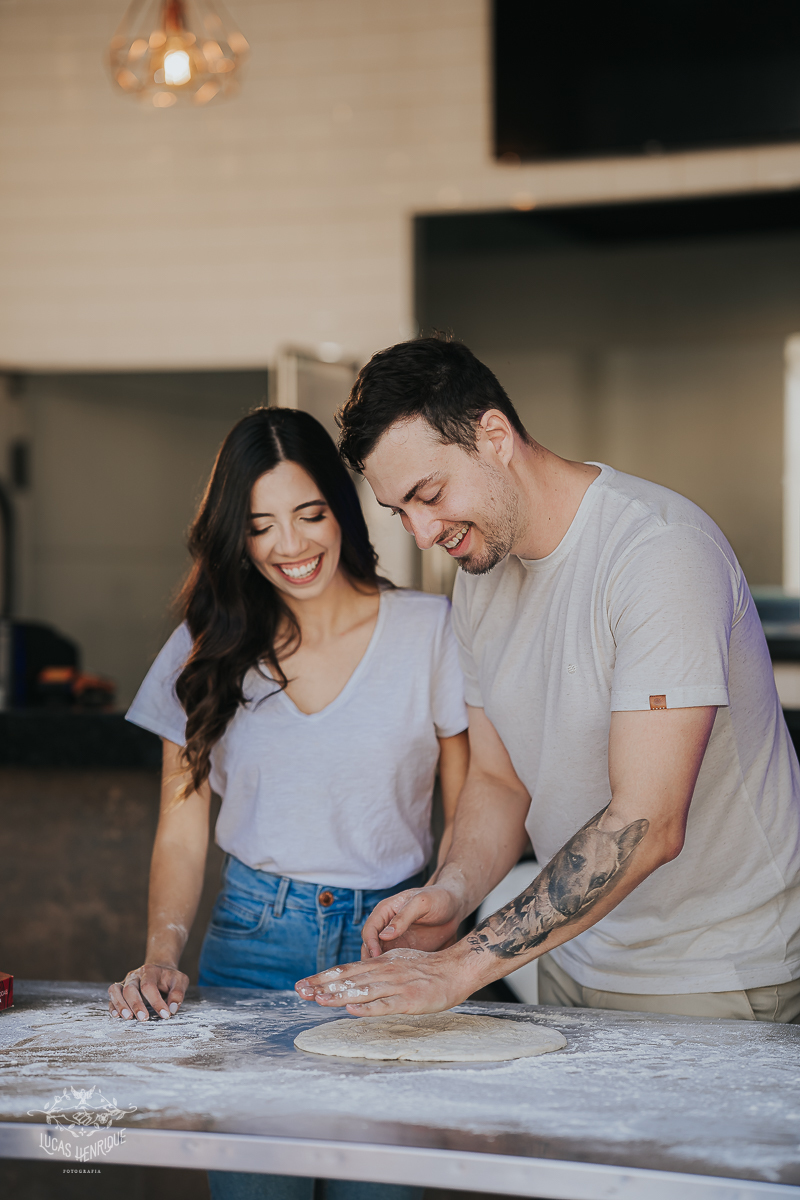 FOTOS ENSAIO PRE WEDDING FAZENDO PIZZA