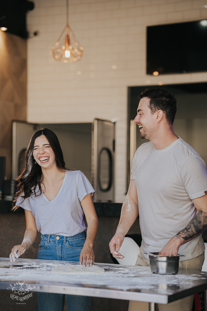 FOTOS ENSAIO PRE WEDDING FAZENDO PIZZA