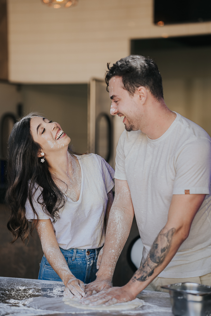 FOTOS ENSAIO PRE WEDDING FAZENDO PIZZA