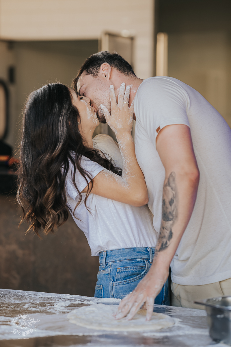 FOTOS ENSAIO PRE WEDDING FAZENDO PIZZA