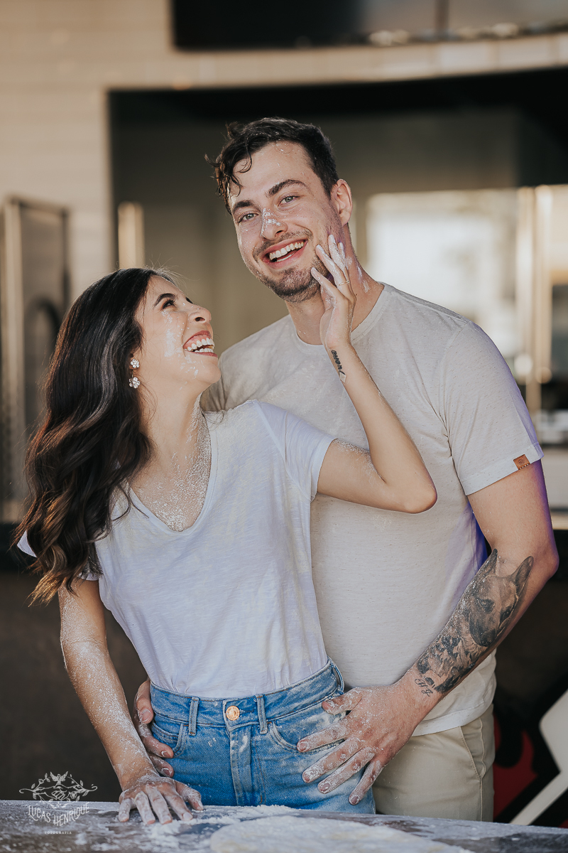 FOTOS ENSAIO PRE WEDDING FAZENDO PIZZA