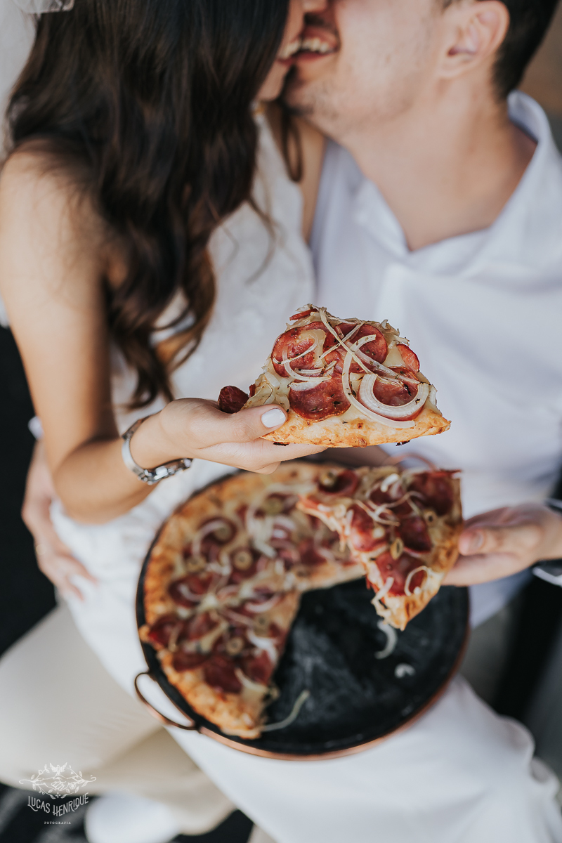 FOTOS ENSAIO PRE WEDDING COMENDO PIZZA