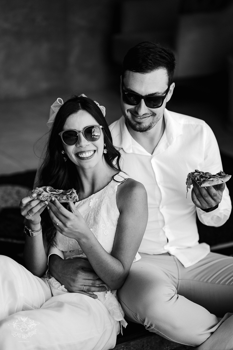 FOTOS ENSAIO PRE WEDDING COMENDO PIZZA