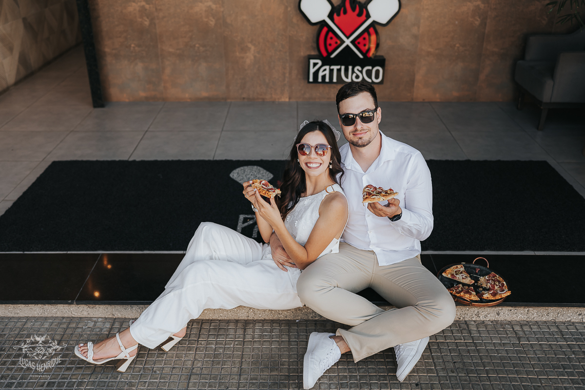 FOTOS ENSAIO PRE WEDDING COMENDO PIZZA