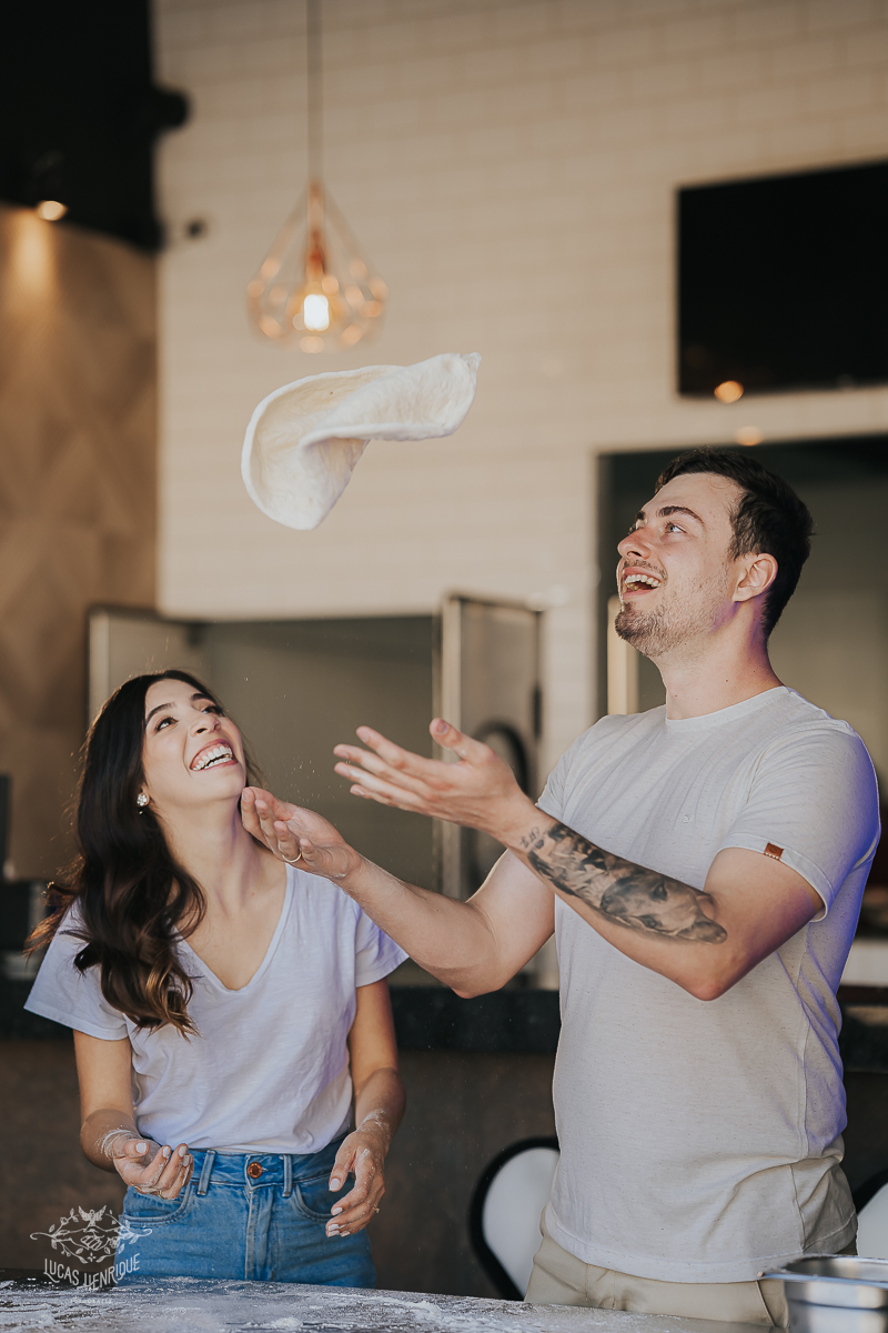 FOTOS ENSAIO PRE WEDDING FAZENDO PIZZA