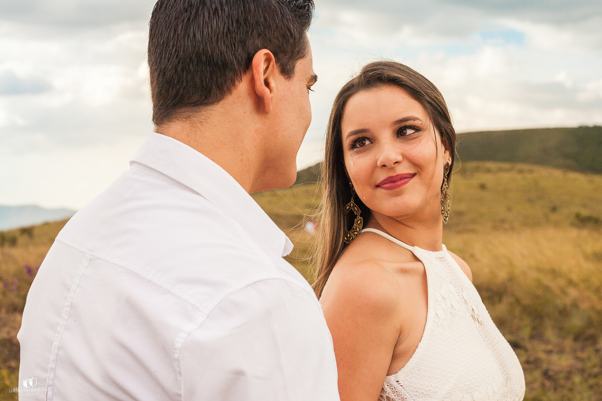 NOIVA OLHANDO PARA O NOIVO EMOCIONADA EM ENSAIO PRE WEDDING TOPO DO MUNDO