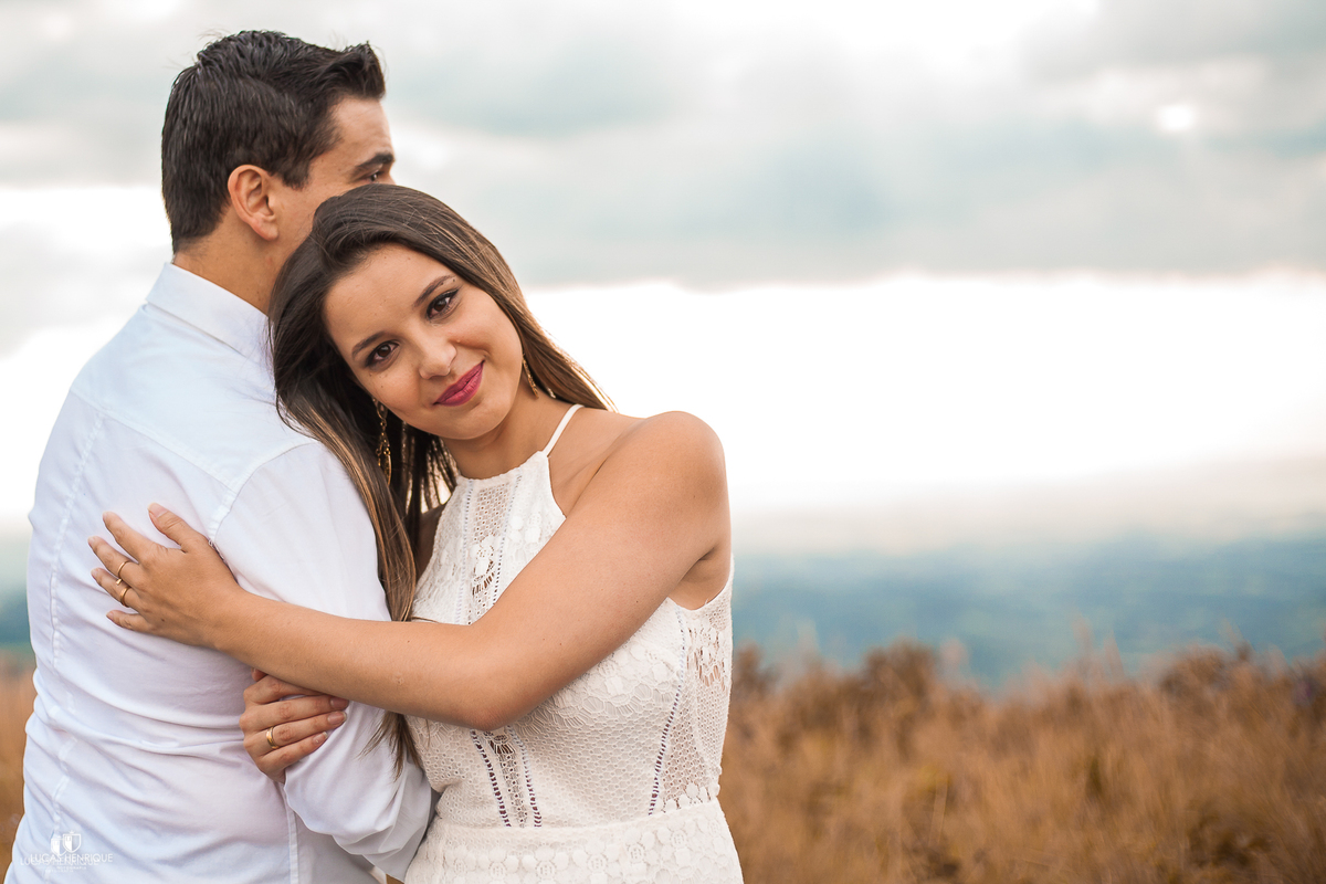 NOIVA ABRAÇANDO O NOIVO NO TOPO DO MUNDO