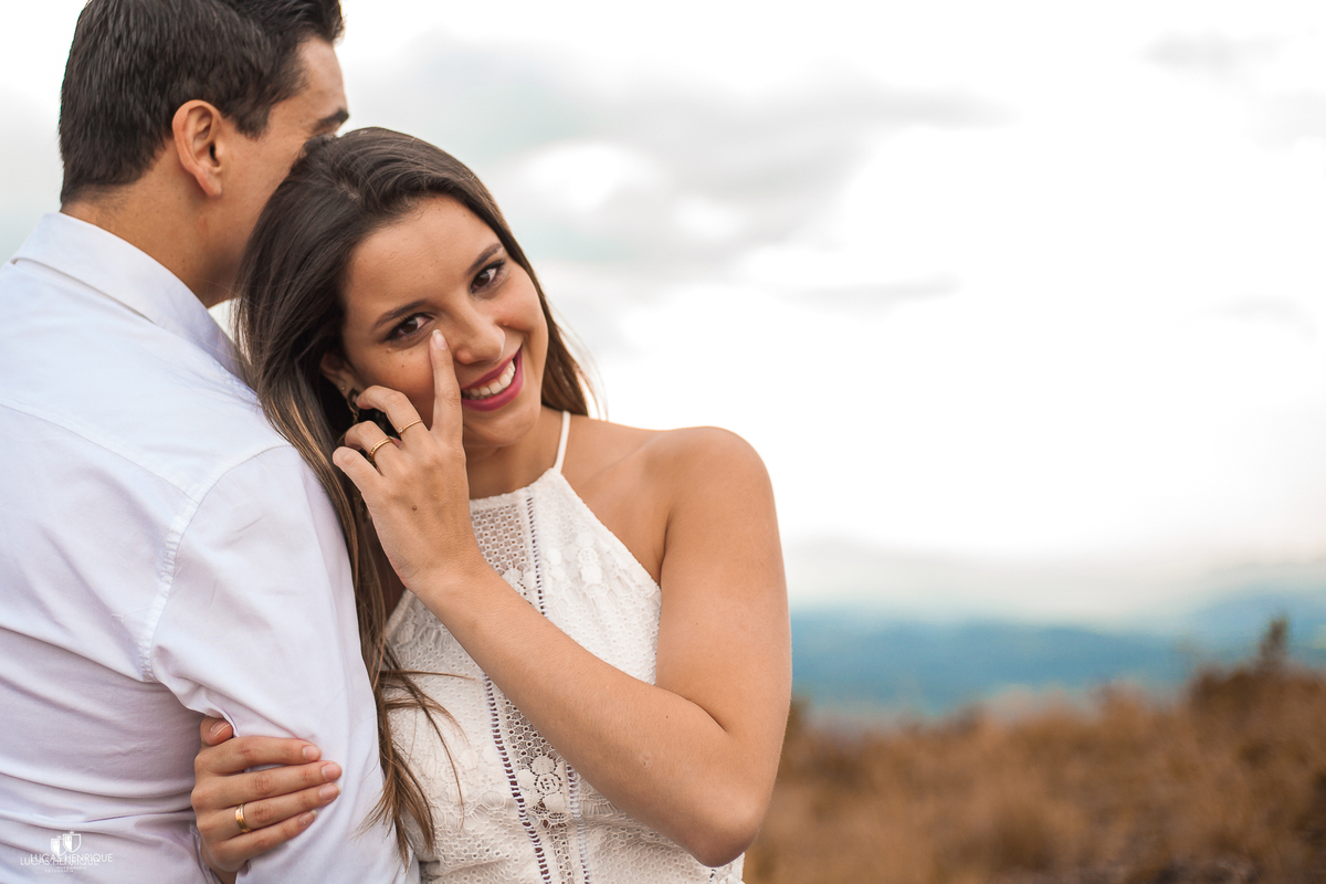 NOIVA EMOCIONA EM ENSAIO PRE CASAMENTO NO TOPO DO MUNDO