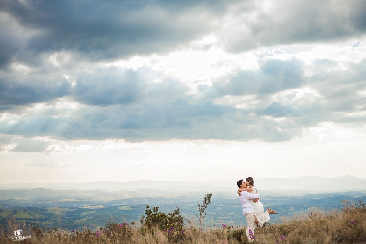 NOIVO RODANDO NOIVA NO COLO EM ENSAIO PRE CASAMENTO TOPO DO MUNDO