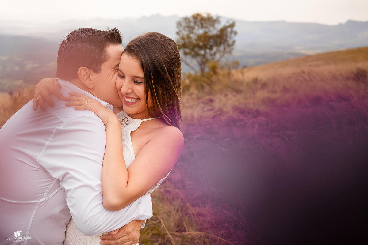 NOIVO ABRAÇANDO A NOIVA EM ENSAIO DE CASAL