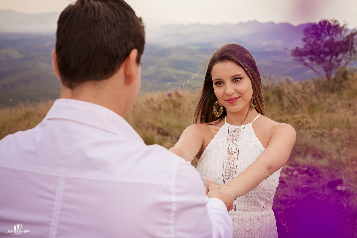 NOIVA OLHANDO PARA O NOIVO EM FOTOS DE CASAL