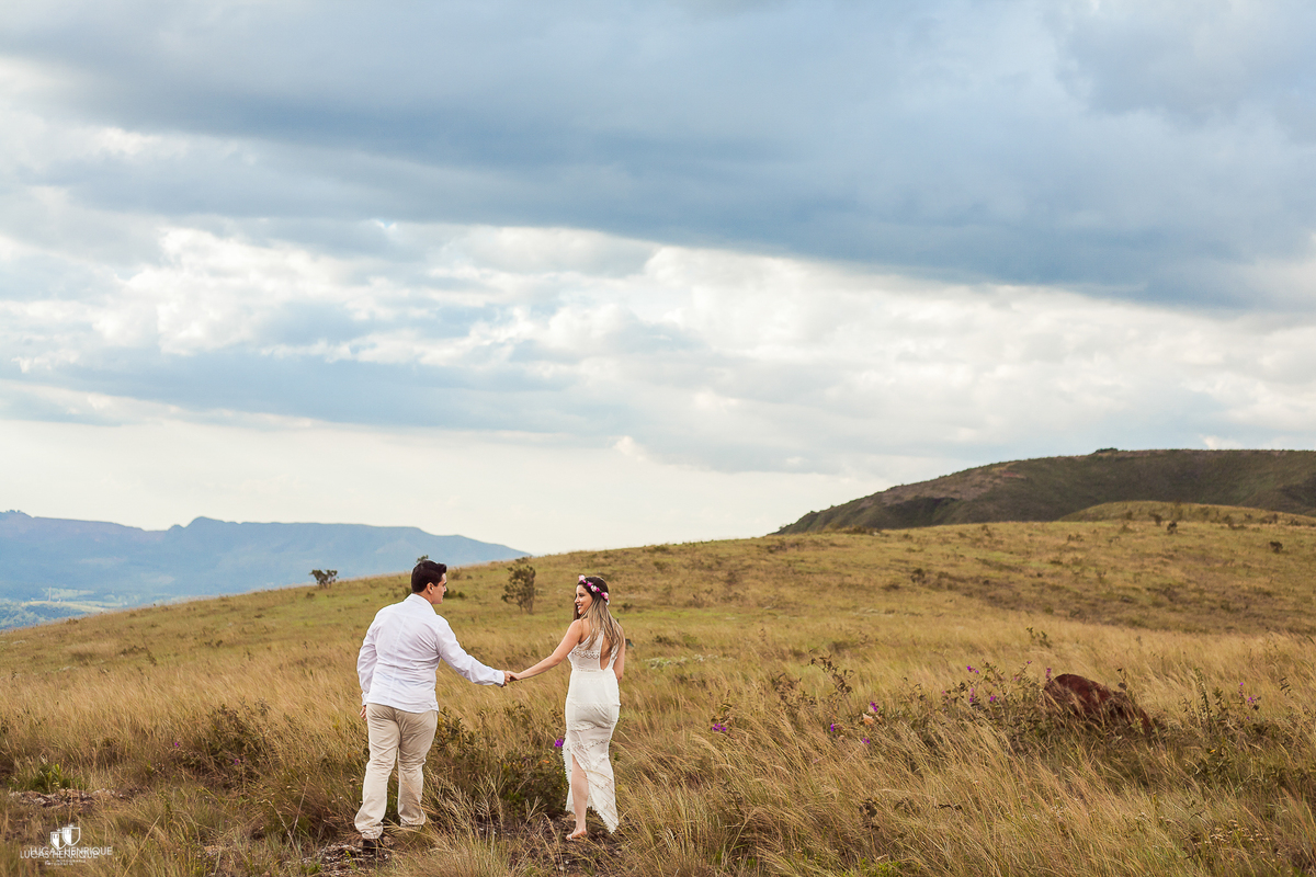 NOIVOS CAMINHANDO DE MÃOS DADAS NO TOPO DO MUNDO