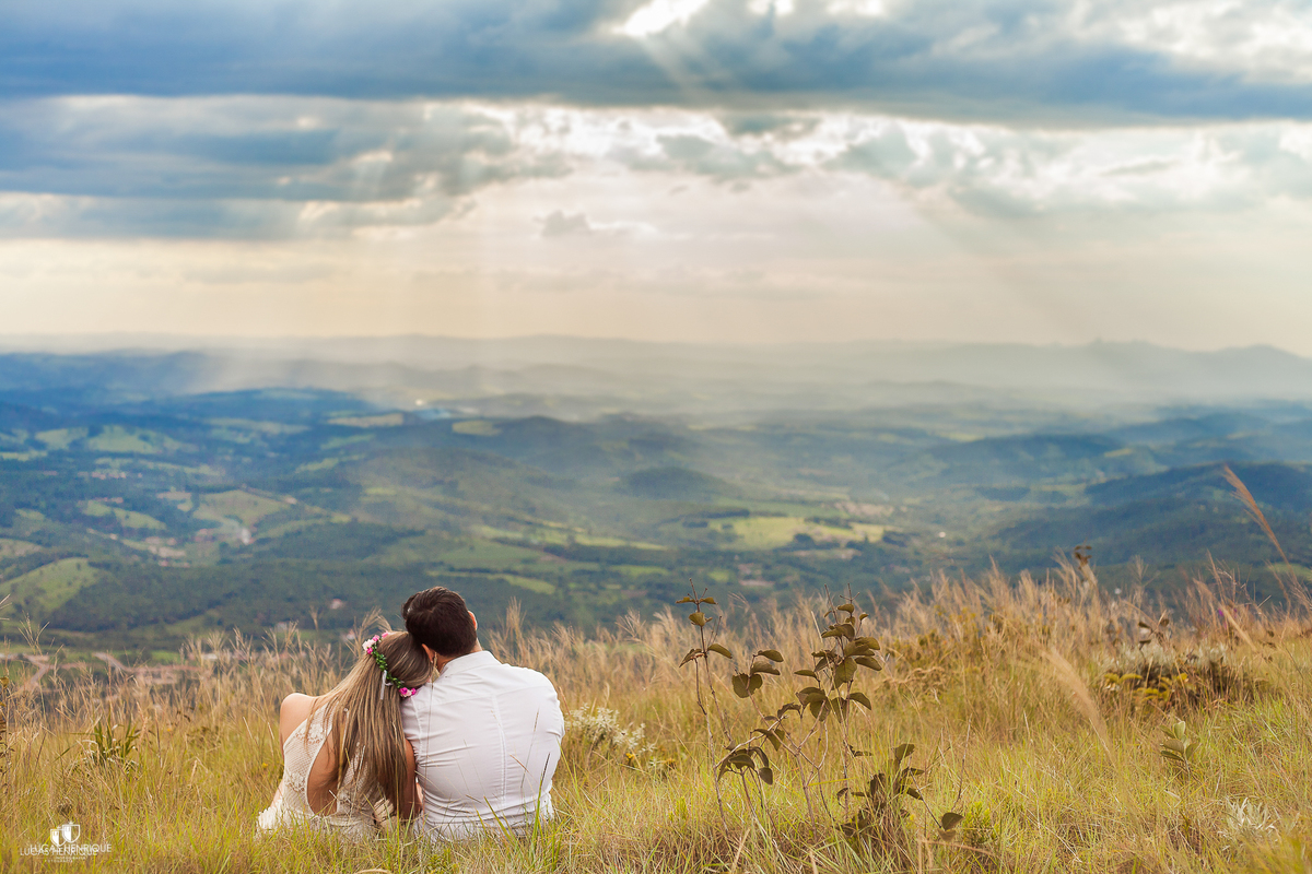 NOIVOS OLHANDO A VISTA DO TODO DO MUNDO EM BRUMADINHO