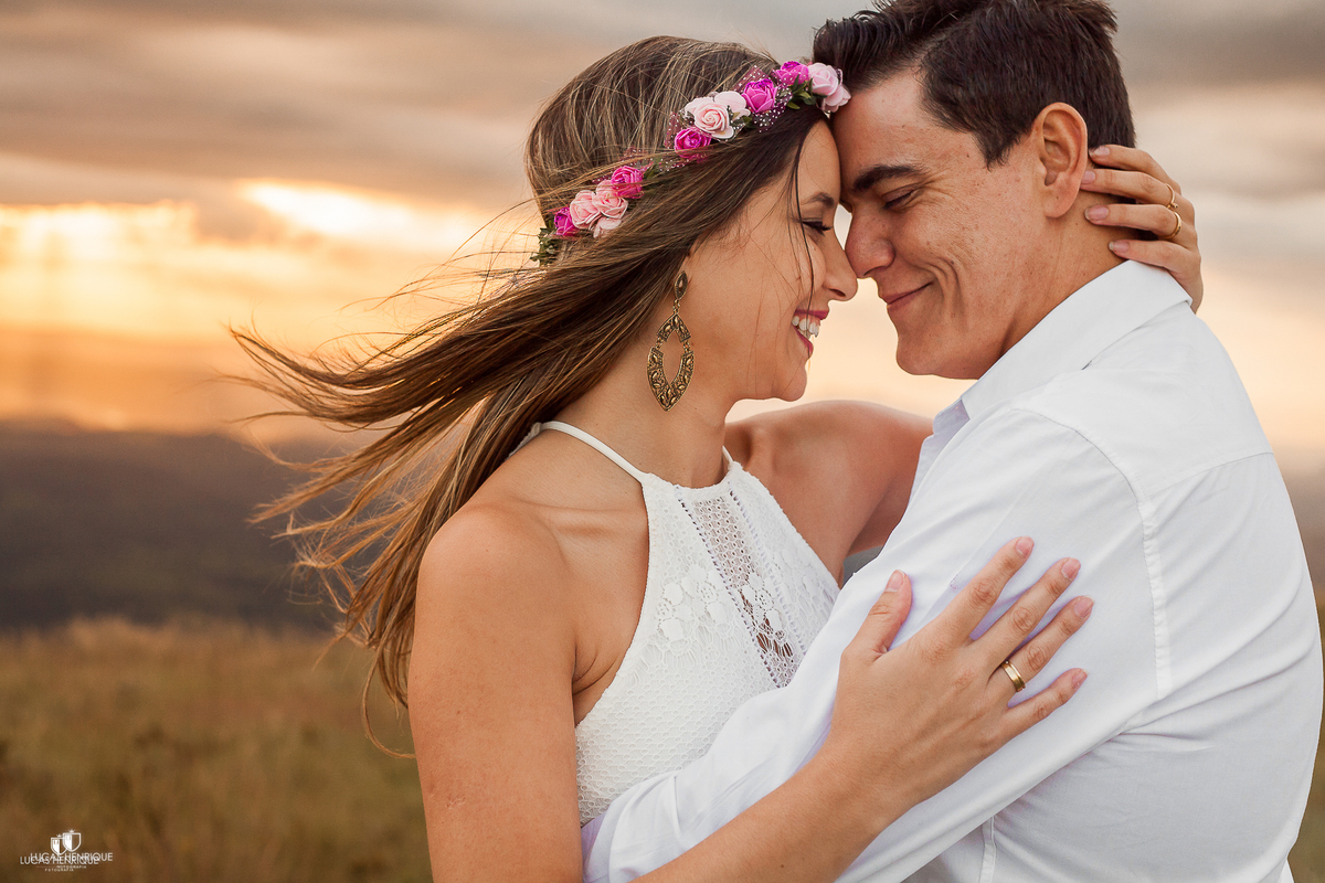 NOIVOS ABRAÇADOS COM O CABELO DA NOIVA VOANDO