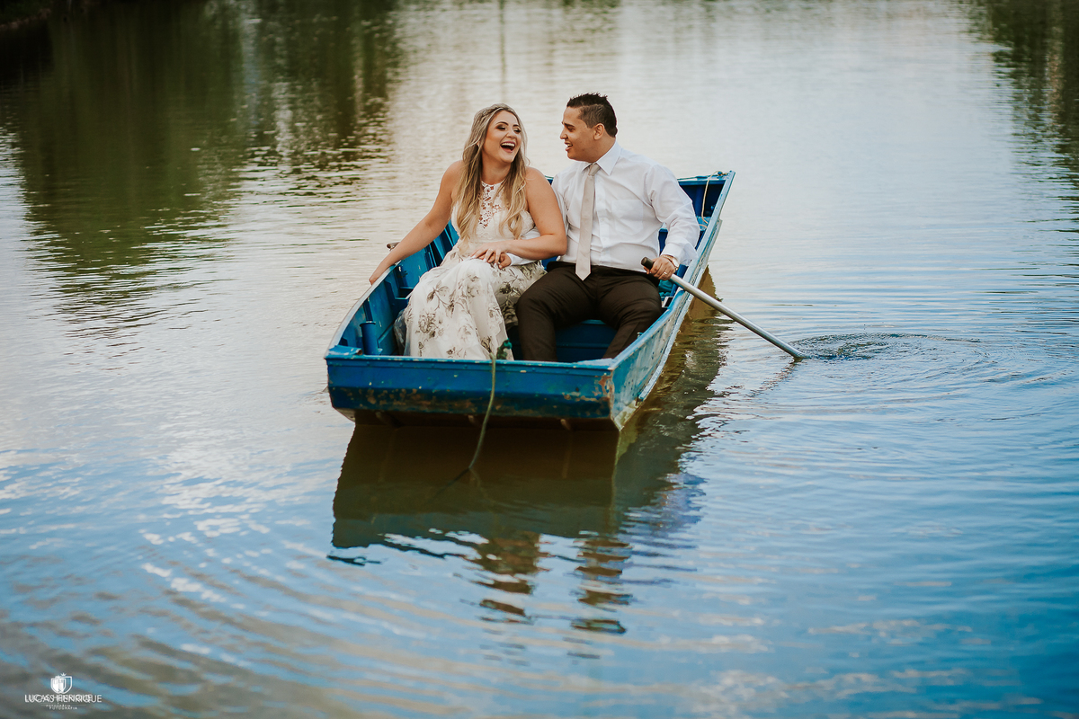Ensaio Pré casamento no barco em mateus leme por fotografo de belo horizonte
