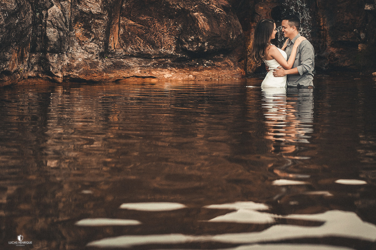 ensaio pré casamento na cachoeira dos cristais em diamantina  - MG, casal brincando na agua