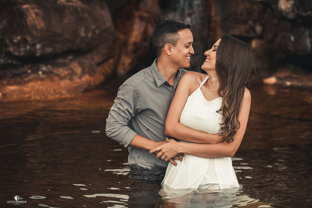 ensaio pré casamento na cachoeira dos cristais em diamantina  - MG, casal brincando na agua